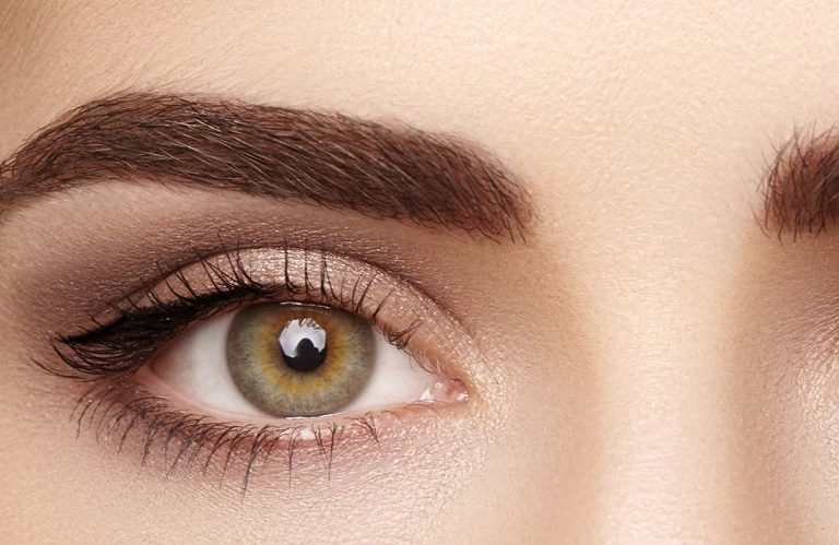 Jak optycznie powiększyć oko? 5 najlepszych trików makijażu i nie tylko!