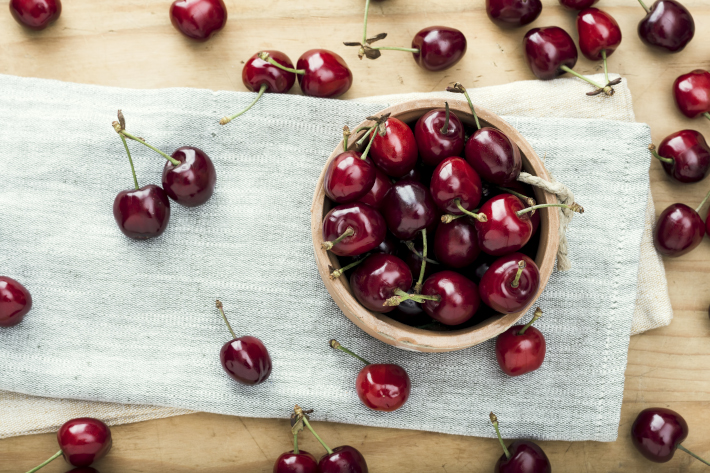 Dlaczego o tej porze roku warto jeść owoce wiśni? Garść zdrowych faktów!