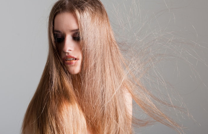 10 sposobów na elektryzujące się włosy